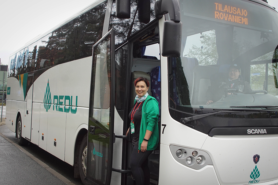 Joukkueenjohtaja Anne Liedes astuu ulos REDUn bussista. 