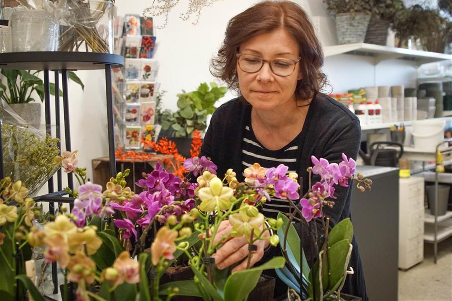 Elina Rimali kukkakaupassa